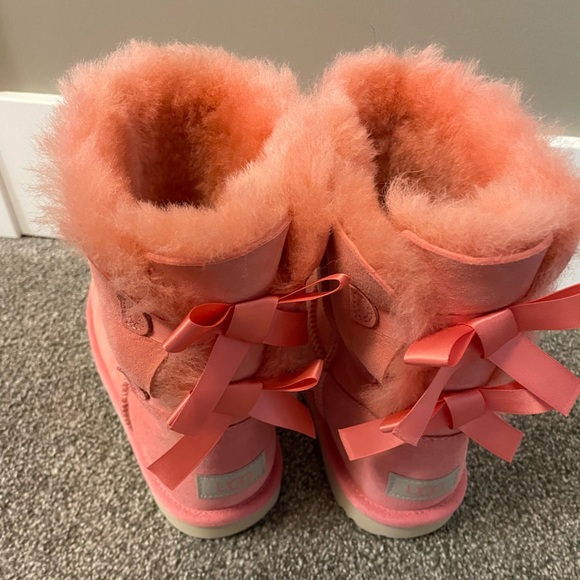 Ladies Uggs - Picture 2 of 3